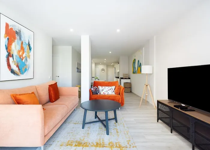 New 140m2 Loft-style Flat At Town Heart, 3 Beaches Close Casa Leon Lägenhet