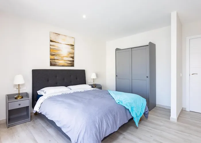 New 140m2 Loft-style Flat At Town Heart, 3 Beaches Close Casa Leon Lägenhet *