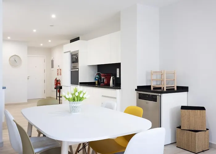 New 140m2 Loft-style Flat At Town Heart, 3 Beaches Close Casa Leon *