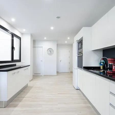 New 140m2 Loft-style Flat At Town Heart, 3 Beaches Close Casa Leon Lägenhet