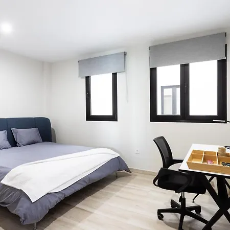 New 140m2 Loft-style Flat At Town Heart, 3 Beaches Close Casa Leon Lägenhet