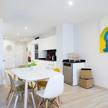 Lägenhet New 140m2 Loft-style Flat At Town Heart, 3 Beaches Close Casa Leon